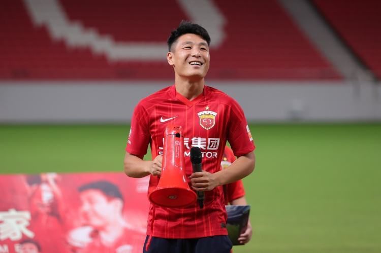 吴东海此时慢悠悠的踱步过来，口中还在笑着说：我说什么来着，就凭洪五一个微不足道的小角色，怎么可能斗得过张子洲？说完，他不忘对门口站着发呆的儿子，语重心长的说：你啊，凡事不要操之过急、乱了自己的阵脚，成大事者必有静气，这个道理你以后要多琢磨琢磨，知道了吗？吴鑫吞了口唾沫，满面惊恐的指着门外五个鬼一样的人，呆呆的说：爸，你快来看看。